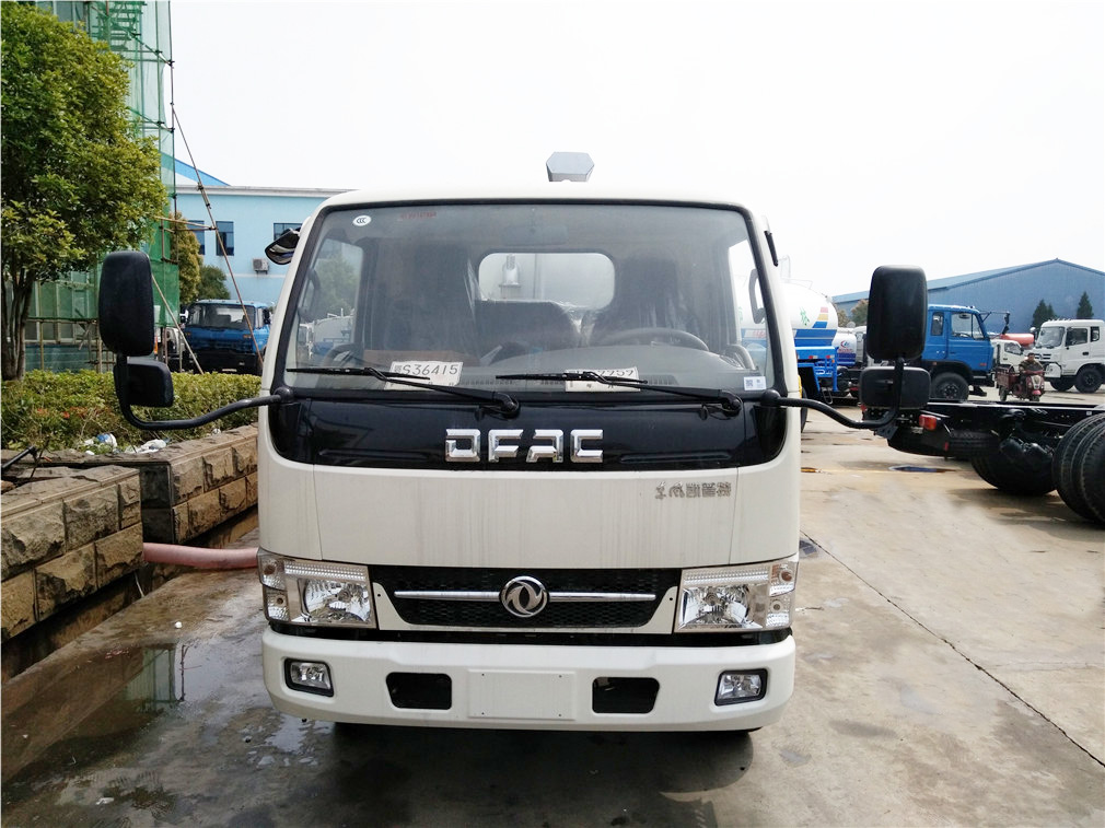 東風(fēng)小多利卡5方吸糞車(chē)