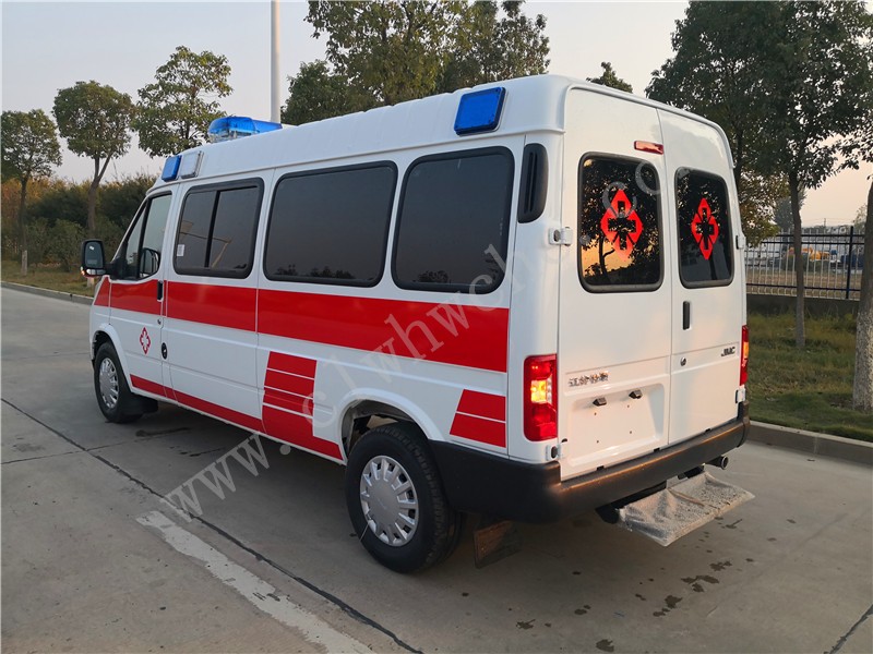 江鈴特順長軸中頂監(jiān)護(hù)型救護(hù)車