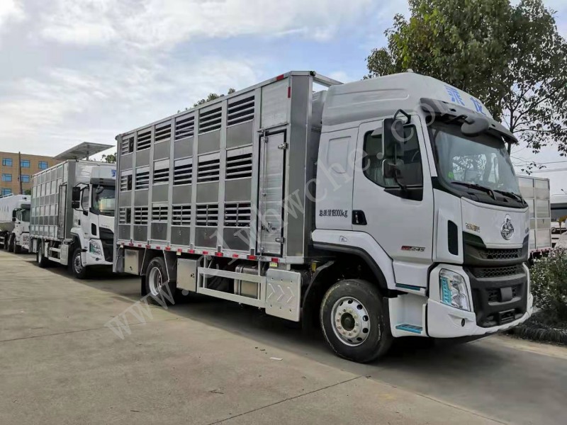 柳汽6.8米畜禽運(yùn)輸車(chē)（運(yùn)豬車(chē)）