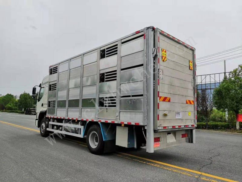 柳汽6.8米畜禽運(yùn)輸車(chē)（運(yùn)豬車(chē)）