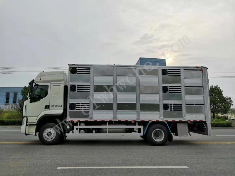 柳汽6.8米畜禽運(yùn)輸車(chē)（運(yùn)豬車(chē)）
